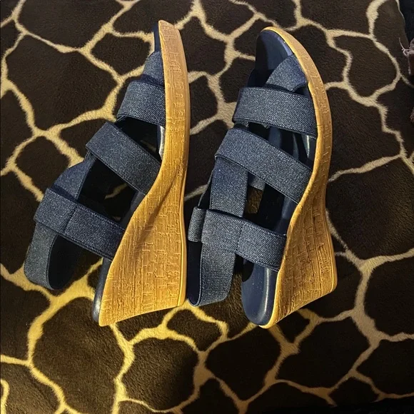 Italian Shoemakers Blue Denim Shania Wedges - Picture 5 of 11